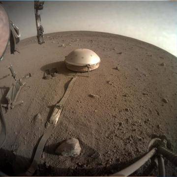 Екипът на марсианската мисия ИнСайт започна да заравя кабела на чувствителния сеизмометър