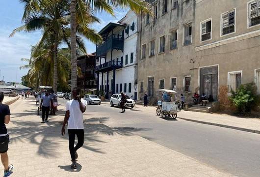 Занзибар предупреди за глоби до 2 000 евро, вижте какво не трябва да правят туристите на обществени места