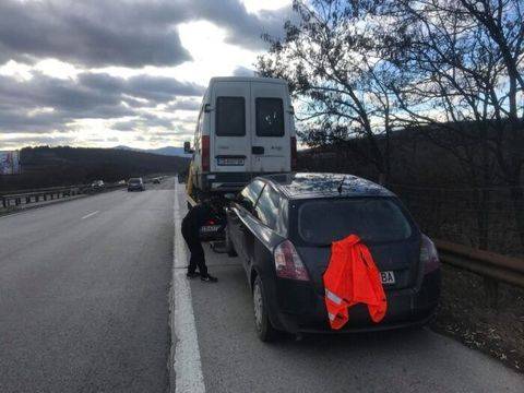 Колата спря на пътя. На кого да се обадя?