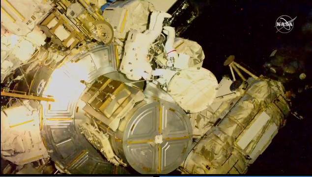 Американските астронавти Майкъл Хопкинс и Виктор Гловър пак излязоха в открития космос