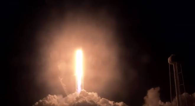 УСПЕХ и РЕКОРД: Ракета Фалкън 9 излетя, нейната степен се върна на Земята за девети пореден път!