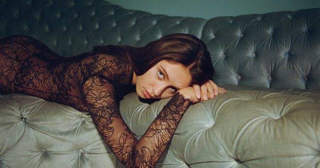 Айрис Лоу е новата муза на La Perla