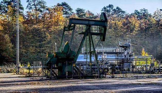 Цената на петрола спада под натиска на пандемията