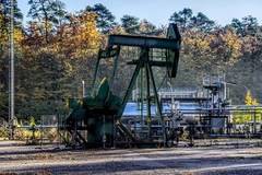 Цената на петрола спада под натиска на пандемията