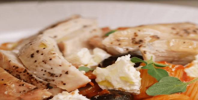 Паста с пиле, доматен сос и маслини