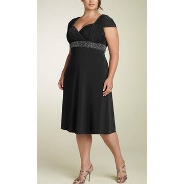 ЧЕРНА РОКЛЯ С КОЛАН