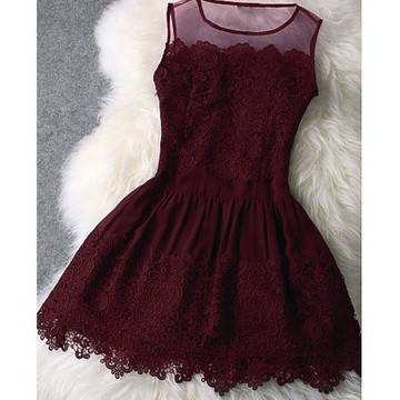 ЕФЕКТНА РОКЛЯ С ДАНТЕЛА