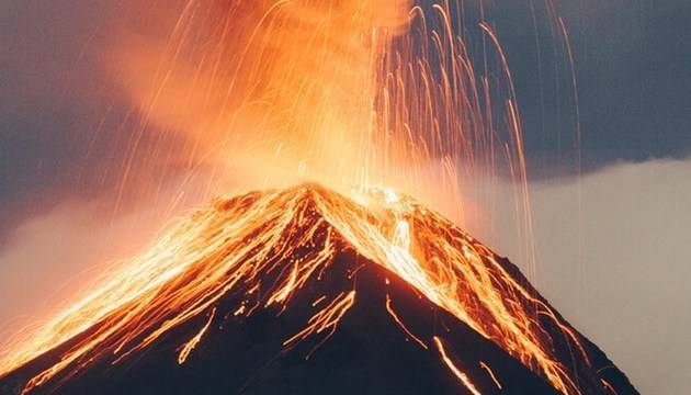 Най-активният вулкан в Индонезия изригна отново