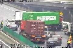Това вече не е случайност: Камион на Evergreen блокира улица, като кораба Суецкия канал СНИМКИ