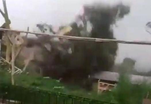 Покриви във въздуха: Мощно торнадо се развилня в Индонезия ВИДЕО