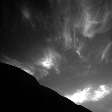 Марсоходът Кюриосити засне красиви облаци над марсианския връх Мон Мерку