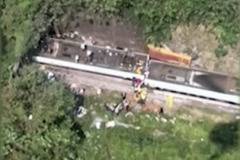 Тежка влакова катастрофа в Тайван! Най-малко 36 души са загинали, десетки са в капан