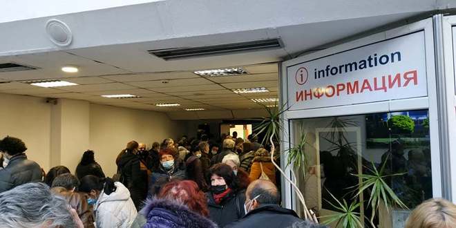 Разказ от първо лице за отчитането в РИК-Варна: В Спортна зала е ад! Държаха ни до 4 часа по секции, още чакаме