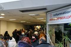 Разказ от първо лице за отчитането в РИК-Варна: В Спортна зала е ад! Държаха ни до 4 часа по секции, още чакаме