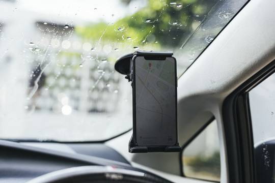 Как да изберем стойка за телефон за кола