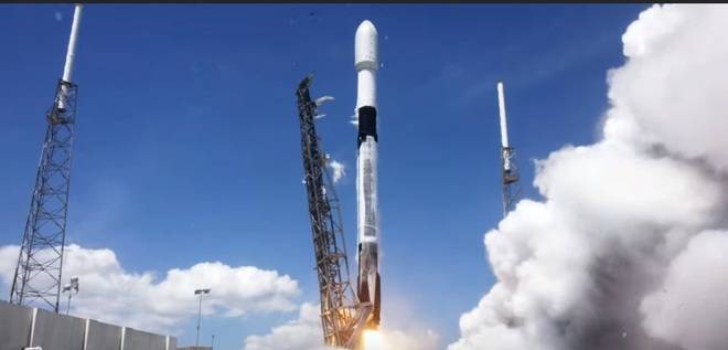 УСПЕШНО излитане и кацане: СпейсЕкс проведе 10-тия си космически полет за годината!