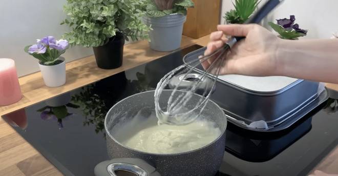 Рецептата с най-много гледания в Мрежата: просто изсипваш на пластове и чакаш да се втвърди!