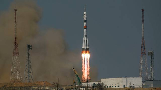 УСПЕХ: Пилотираният космически кораб Союз МС-18 с трима души на борда излетя към МКС!