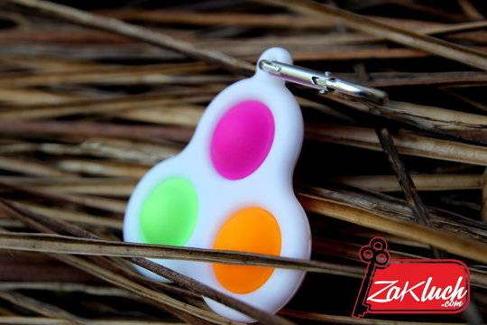 Попит ключодържател с три бутона, различни цветове на бутоните