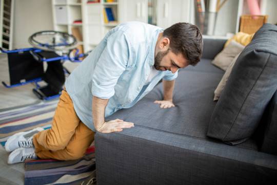 В действащия нормативен акт към настоящия момент липсва специално уточнение за трудова злополука в домашни условия –…