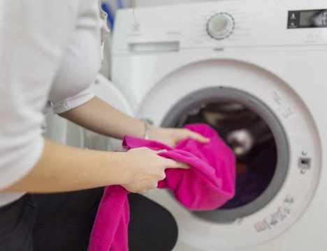 Всички допускаме тези грешки при пране и съсипваме дрехите си