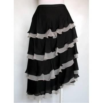 АСИМЕТРИЧНА С ВОЛАНИ