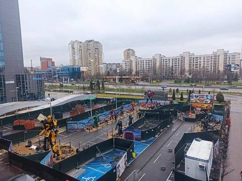 Атракциони с огромни роботи в София