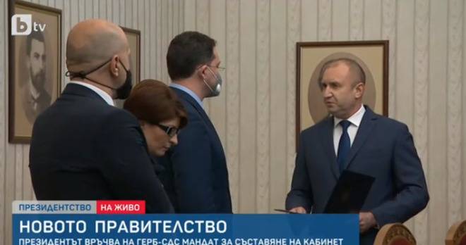 Президентът Радев връчи мандат на Даниел Митов за съставяне на правителство