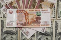 Прогноза: Кога рублата ще удари долара?