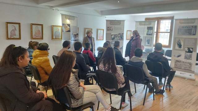 Ученици, от РПГ „Никола Стойчев“, се докоснаха до историята на старите занаяти, упражнявани в Разлог