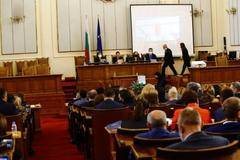 Решено: Парламентът наложи мораториум върху сделките и назначенията на “Борисов 3“
