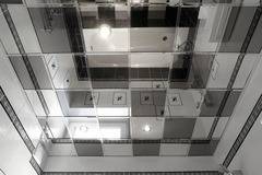 Огледален таван – поразителен дизайн в банята