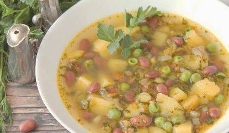 Пилешка супа с боб, спанак и зелен грах