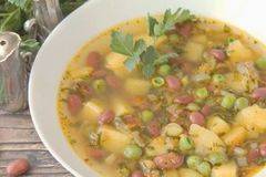 Пилешка супа с боб, спанак и зелен грах