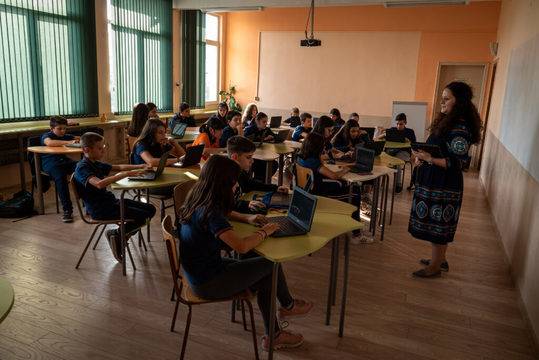 Български ученици учат пилотно математика на пандемиите, 3D ремонти и орбитална симулация