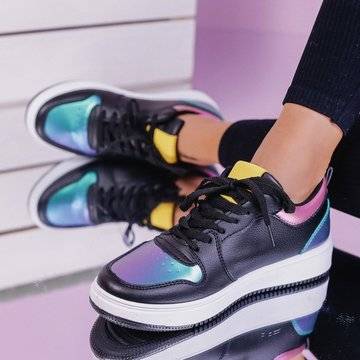 Модерни тенденции при дамските кецове и гуменки през 2021г.