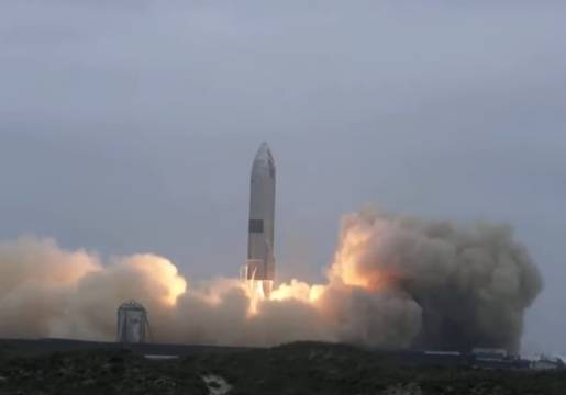 ПЪЛЕН УСПЕХ: Старшип SN15 излетя на 10-километрова височина, след което безпроблемно кацна!