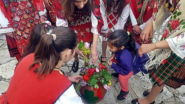 Автентичният ритуал „Топене на китки“ бе спазен в Бачево