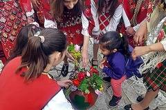 Автентичният ритуал „Топене на китки“ бе спазен в Бачево