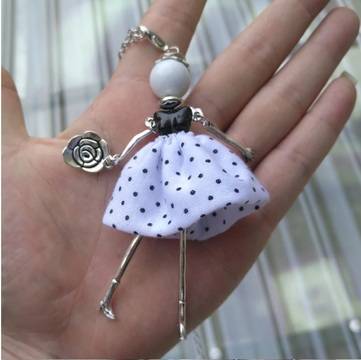 Колие с кукличка Черно и бяло