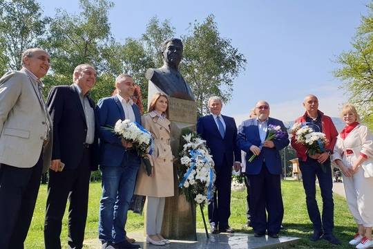 Цветя на паметника на Роналд Рейгън в София