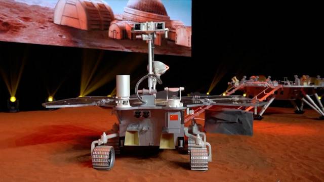 УСПЕХ: Китайският спускаем апарат с марсохода Чжурон кацна на Червената планета!