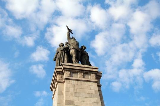 Паметници за позор или слава?