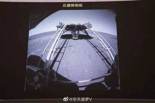 Китайският марсоход се спусна по рампата и се придвижи на повърхността на Марс!