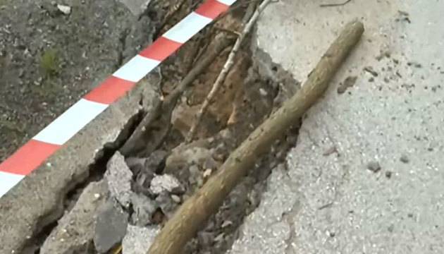 Свлачище поглъща единствения път до села и махали край Своге – .::GetNews::.