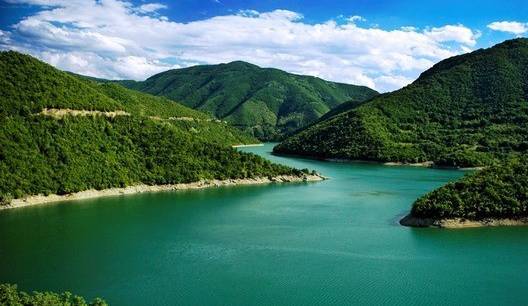 Удивителни дестинации за екскурзия през лятото в България, които НЕ са на морето