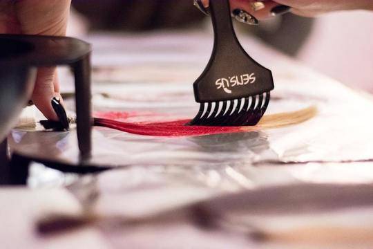 БОЯ ЗА КОСА. И ЗАЩО ДА НЕ БОЯДИСВАМЕ КОСАТА СИ ВКЪЩИ?