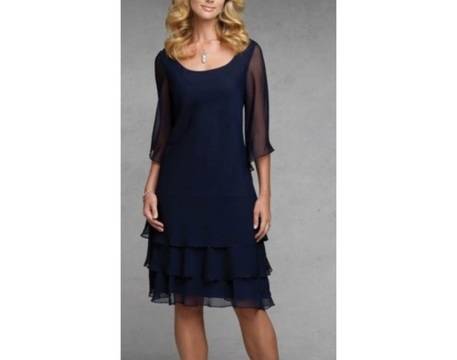 Роклите в комбинация от различни материи са стилни и елегантни