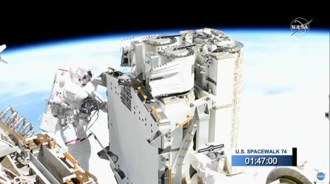 Двама астронавти излязоха в открития космос, за да инсталират новите слънчеви панели на МКС