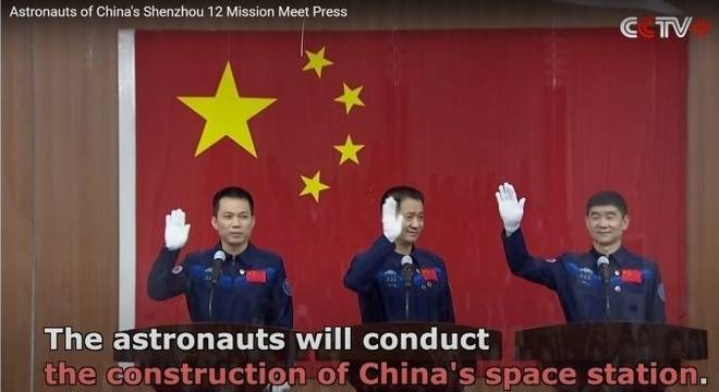 Китай представи екипажа на кораба Шенчжоу 12